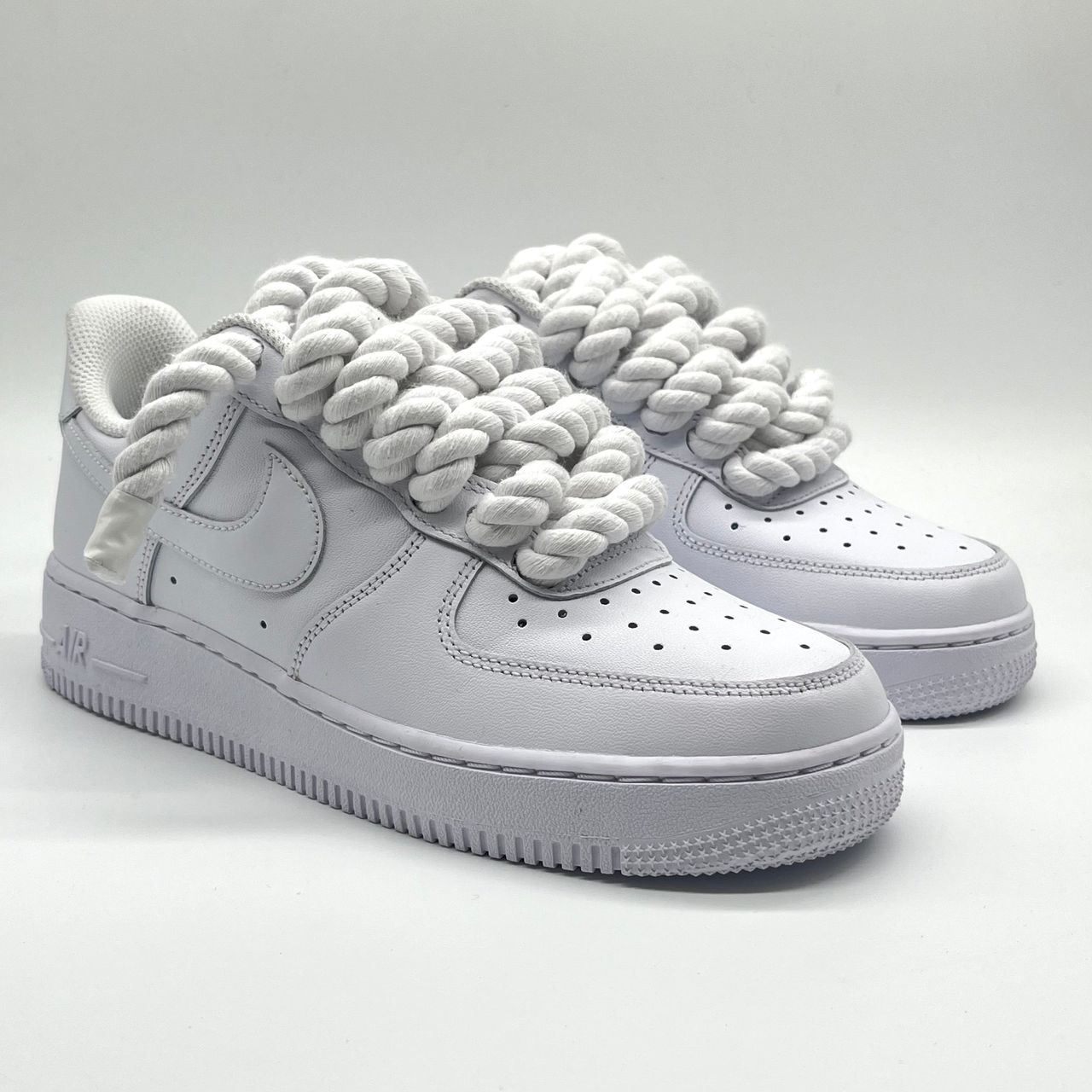 ✨ L’iconique Air Force 1, revisitée avec gros lacets blancs ✨