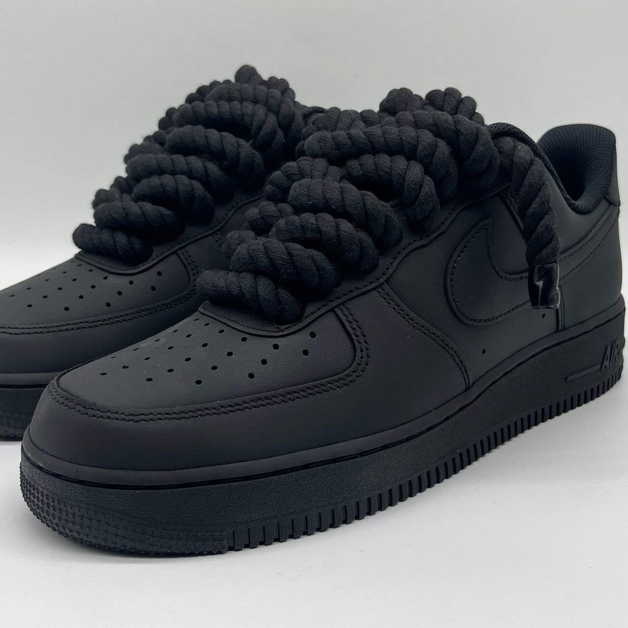 🖤 Air Force 1 Gros Lacets Noir – L’élégance audacieuse