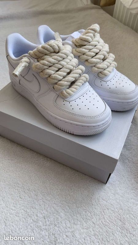 ✨ L’iconique Air Force 1, revisitée avec gros lacets blancs ✨